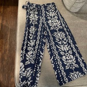 Cross over ankle cropped bottoms